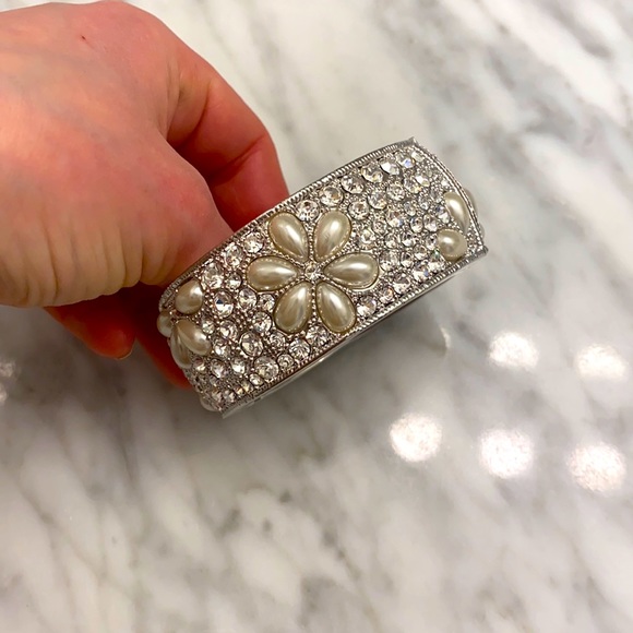 Cuff style silver/pearl bracelets NWOT - Picture 1 of 4